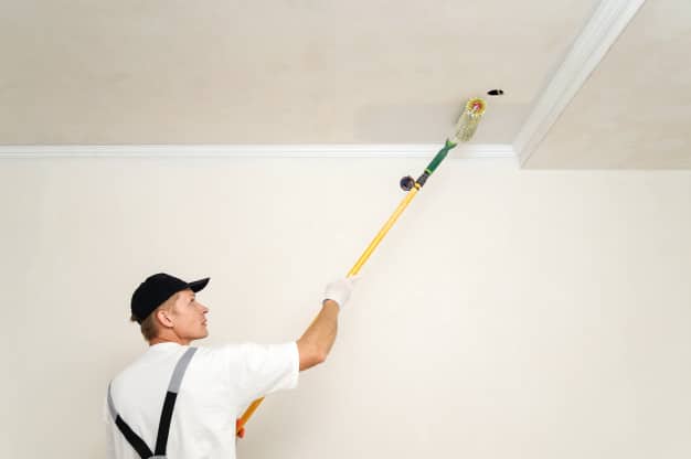Comment peindre un mur sans toucher le plafond ?
