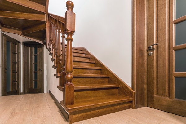 Comment repeindre un escalier en bois : prix moyen et conseils pour réussir  